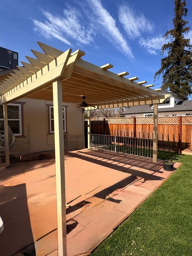 Building Photo - 210 Las Flores Ave