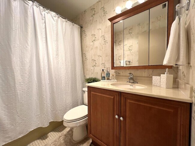 Building Photo - 5908 Viale Elizabeth