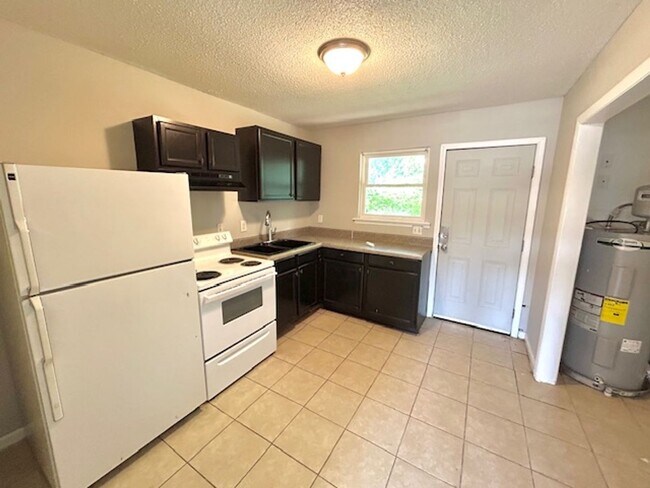 Building Photo - 3902 Buttercup Dr SW