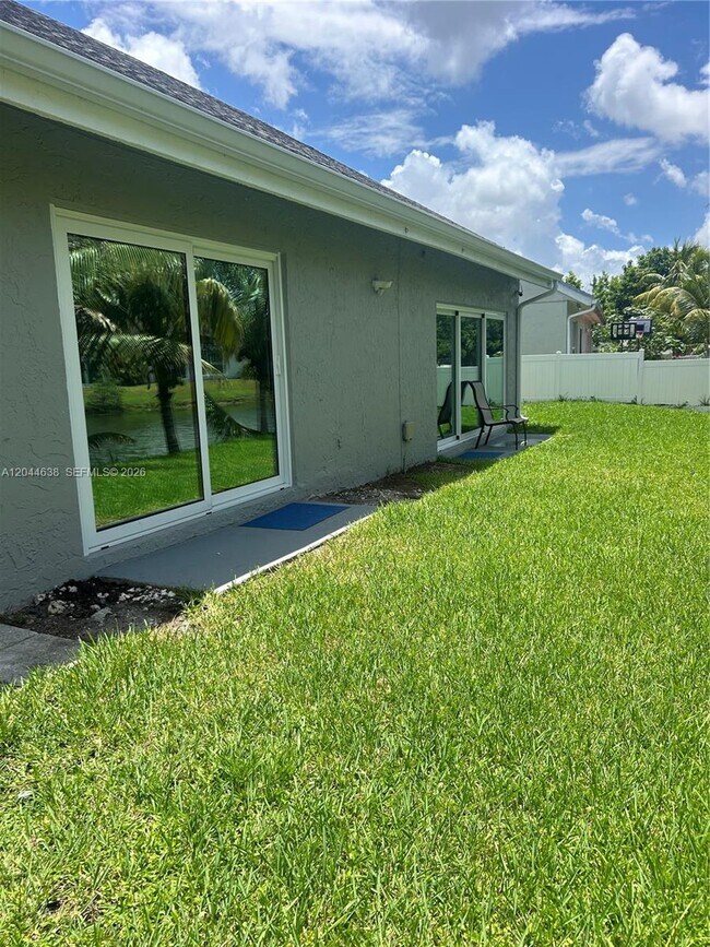 Building Photo - 2730 Cypress Ave