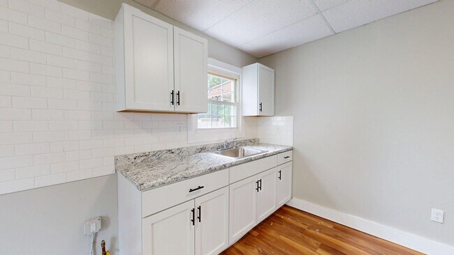 Building Photo - Madison/West Blvd neighborhood: 3 bedroom/1 bath single family home.