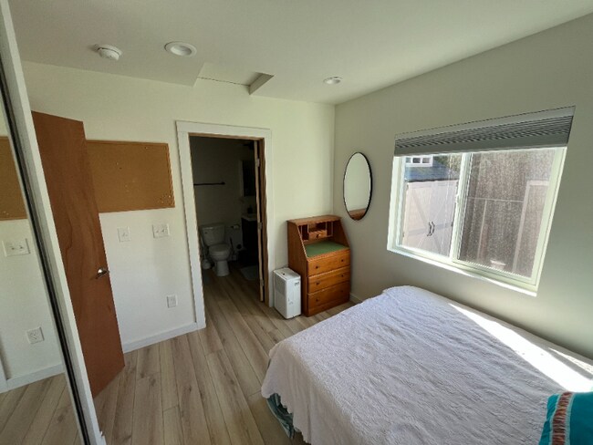 Building Photo - 632 S Rochester St