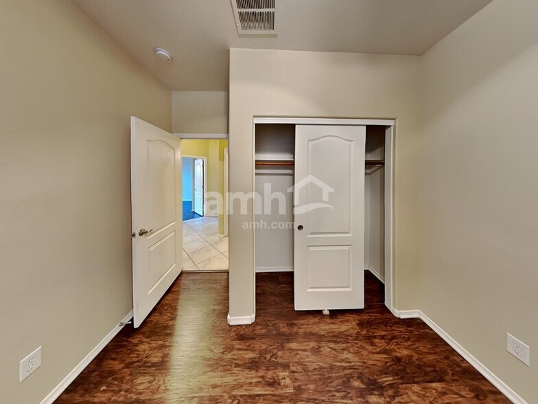 Building Photo - 3716 E Waite Ln