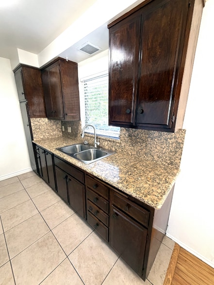 Building Photo - 807 3rd St