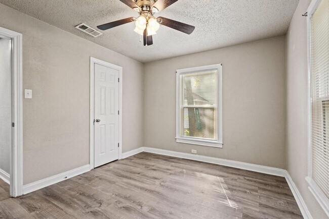 Building Photo - 1708 N Woods St