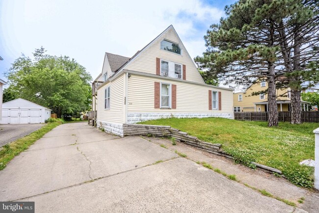 Building Photo - 330 S Fairview St