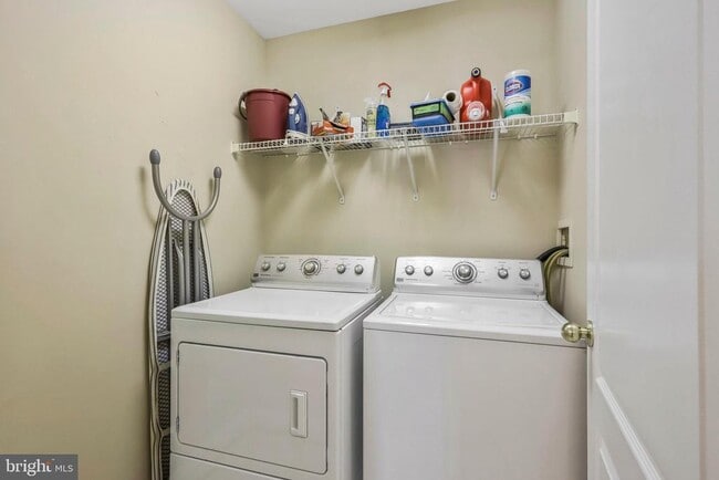 Building Photo - 5114 Vos Ln