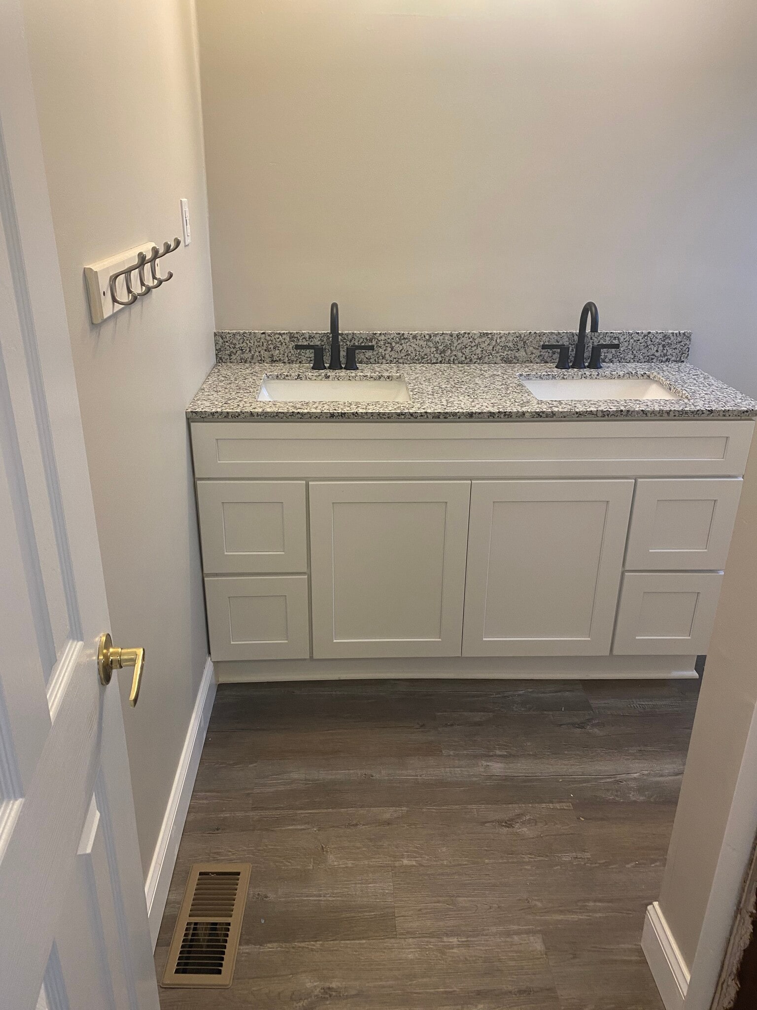 Hallway Bath - 1102 Oak Cir
