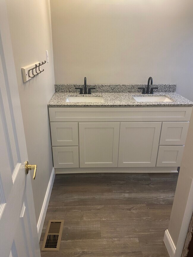 Hallway Bath - 1102 Oak Cir