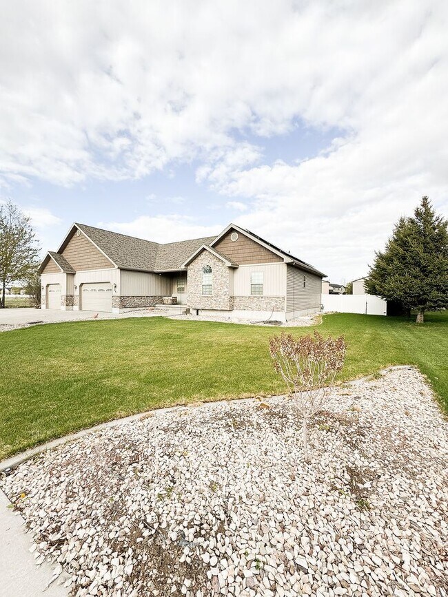 Building Photo - Beautiful Custom Home For Rent In Rexburg!