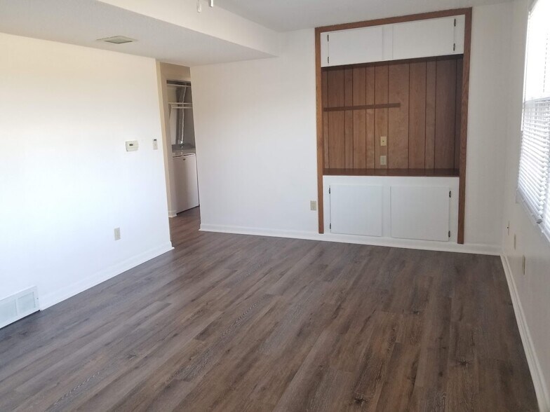 Building Photo - 1050 S Jones Blvd