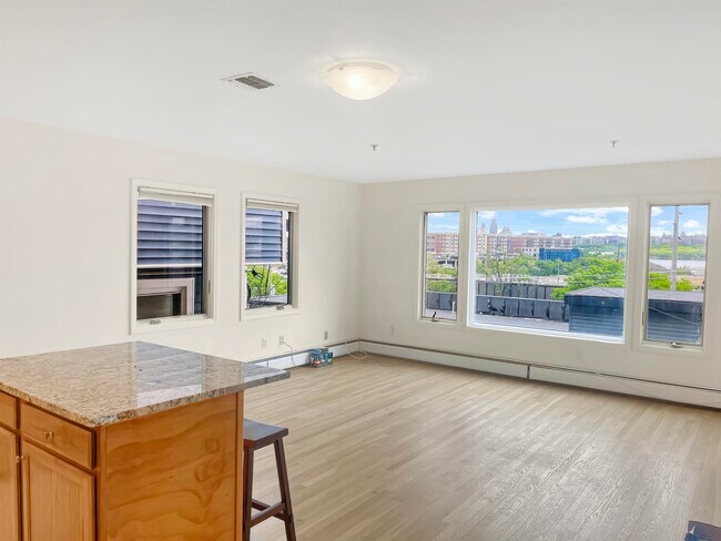 Building Photo - 8913 Riverside Pl