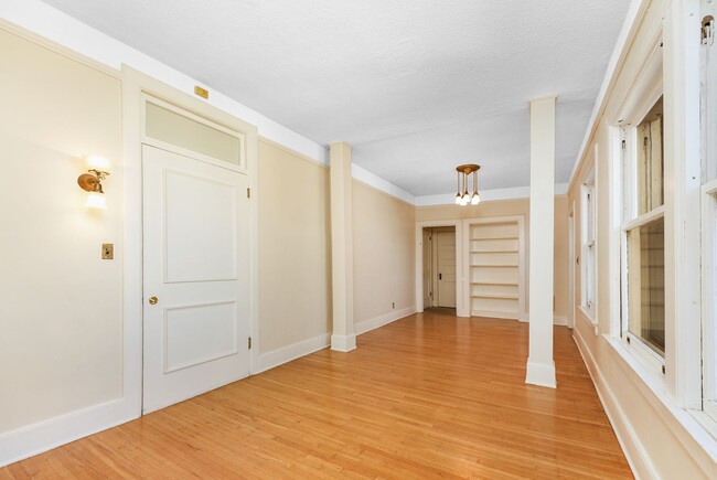 Building Photo - $300 off 1st month's rent! Charming, histo...