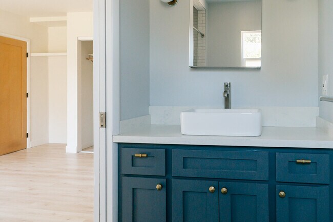 Building Photo - 2709 S Harcourt Ave