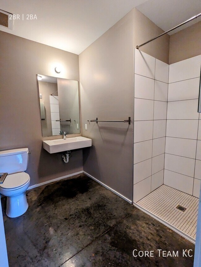 Building Photo - LARGE two bedroom
