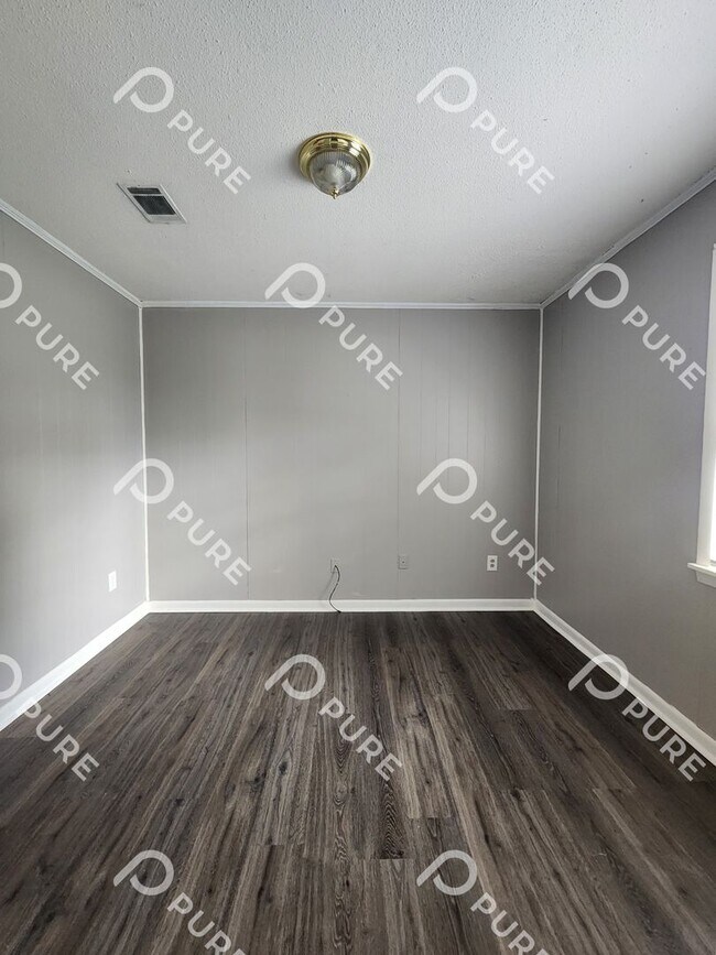 Building Photo - 14020 SW Wyandotte Dr