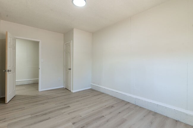 Building Photo - 5113 S Briarwood Dr