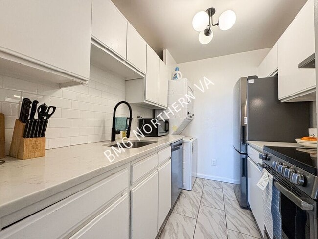 Building Photo - 3217 Wisconsin Ave NW