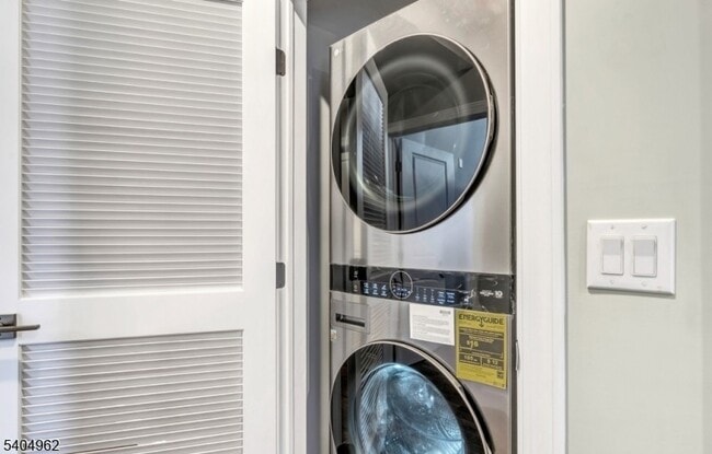 Building Photo - 318 Dixon Ave