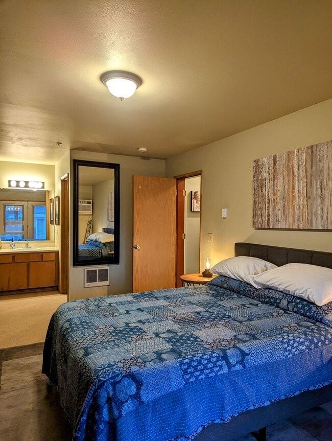 Building Photo - Downtown Condo in Hood River | 1 Bedroom 2...