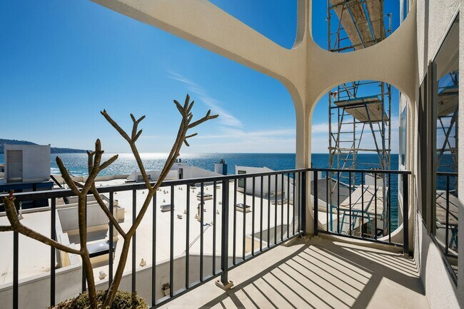 Building Photo - 565 Esplanade