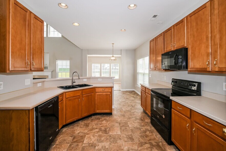 Building Photo - 7215 Hathaway Ct