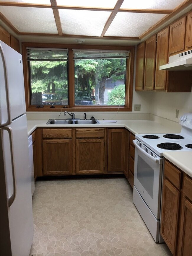 Building Photo - 2 Bedroom, 1 Bathroom Townhouse-Walking distance to MSU Campus