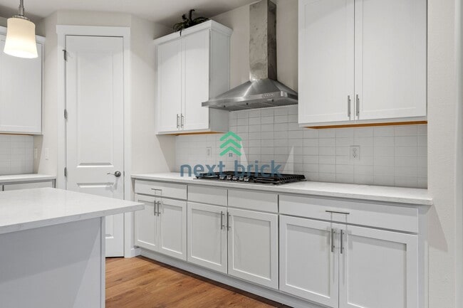 Building Photo - 5 BED & 3.5 BATH FOR RENT