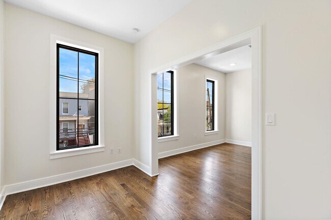 Building Photo - 133 Hutton St