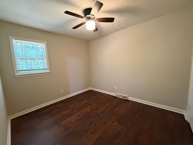Building Photo - Nice 3/1.5 House in Silver Creek- $1,295