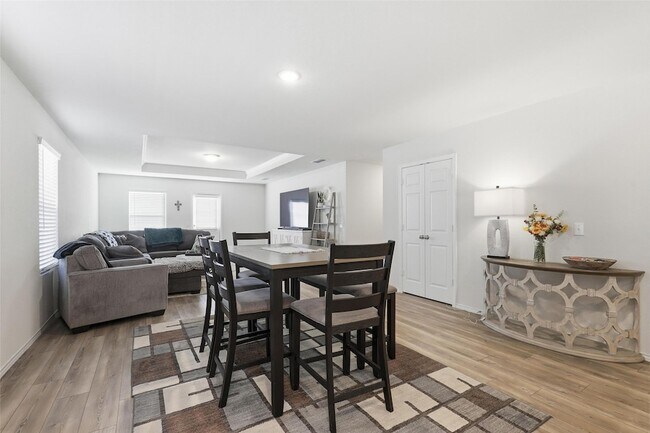 Building Photo - 10101 Newtown Dr