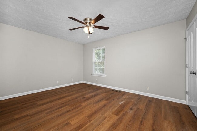 Building Photo - 2426 Willowbrook Dr