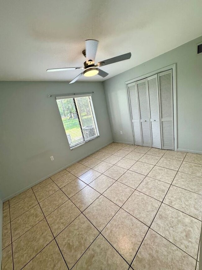 Building Photo - Spacious 2 bedroom on the first level