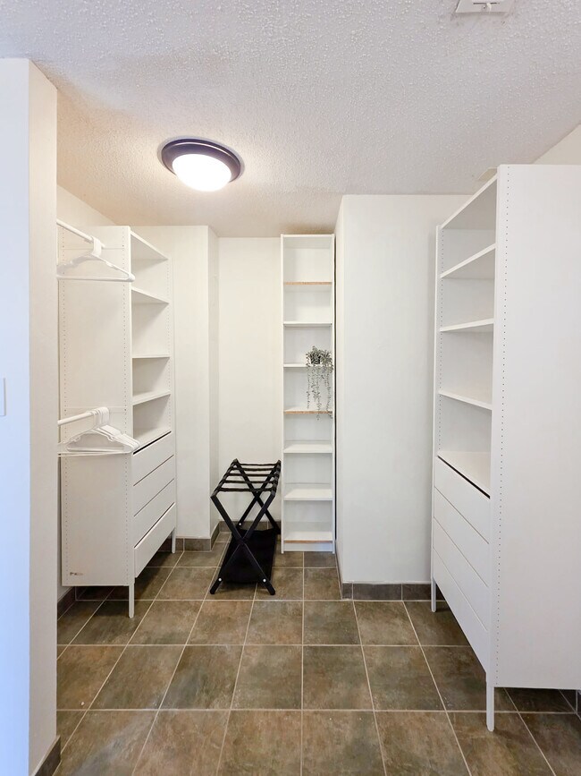 Building Photo - 4305 Temple Hill