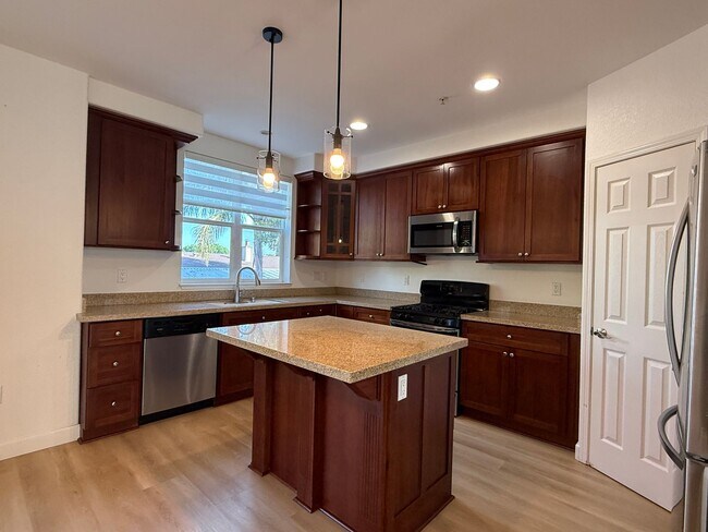 Building Photo - Beautiful and Modern 3 Bedroom 2.5 Bath Townhome in Montecito Vista Area