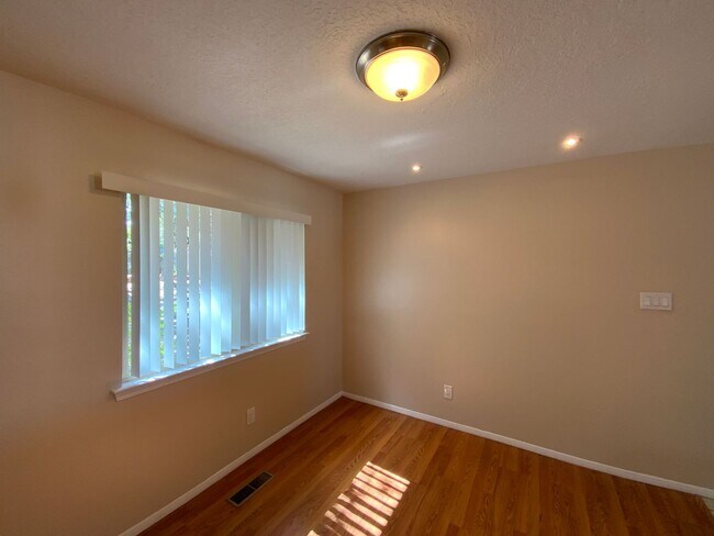 Building Photo - 3 Bedroom Single Story Home Near Juan Tabo...