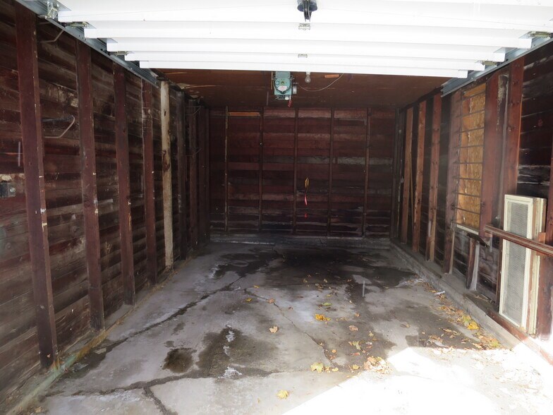 Building Photo - 208 Main St