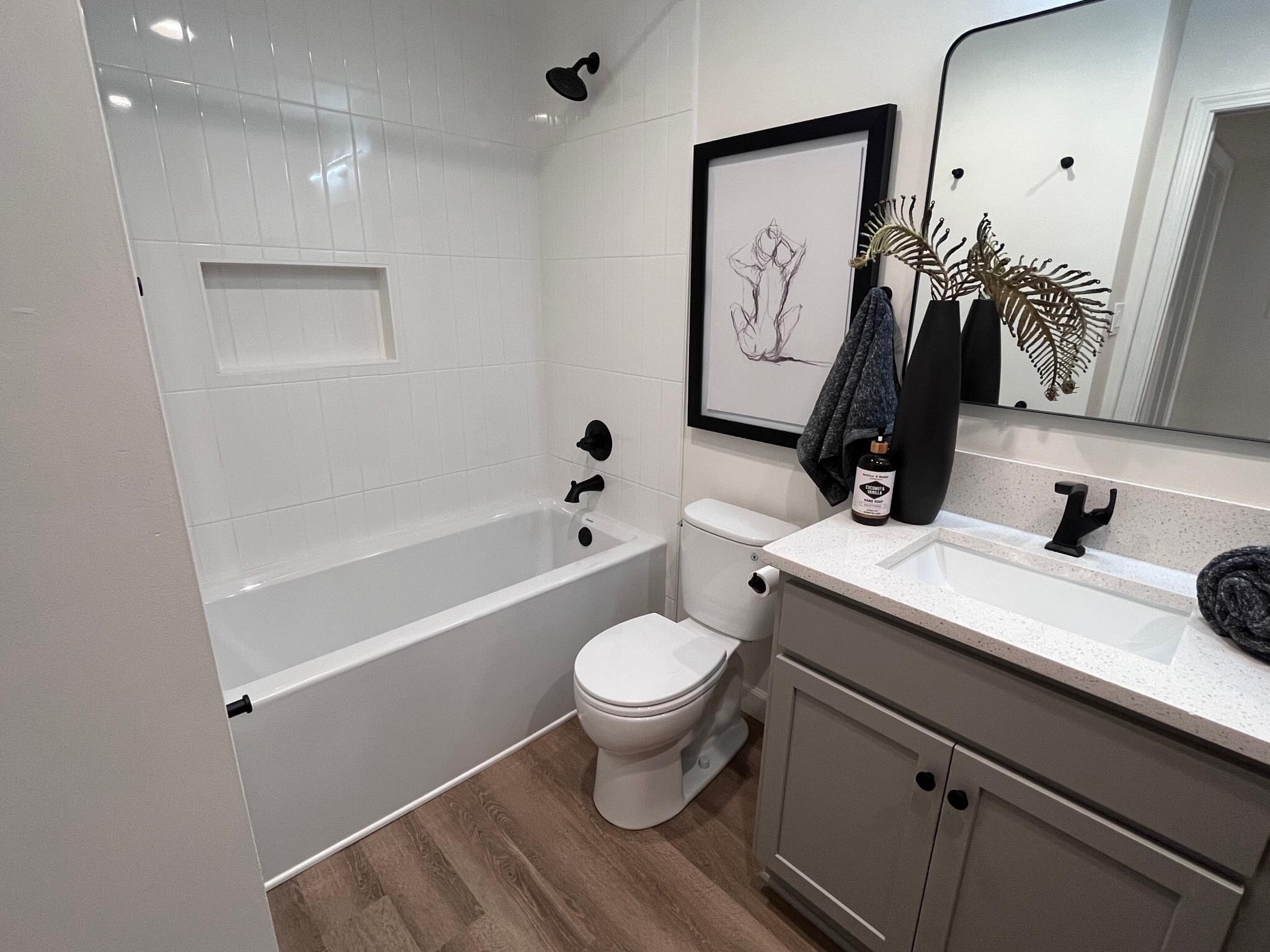 Shower/Tub - 3350 Altamont Rd S