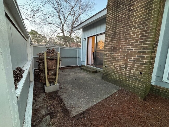 Building Photo - 2012 Lakemeadow Dr