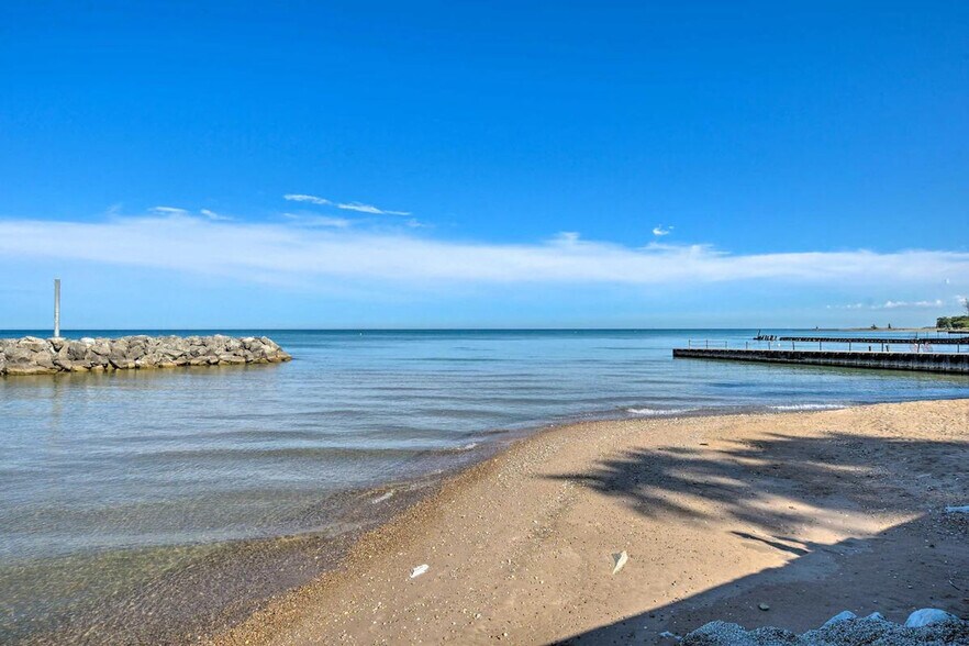 Building Photo - 7423 N Sheridan Rd