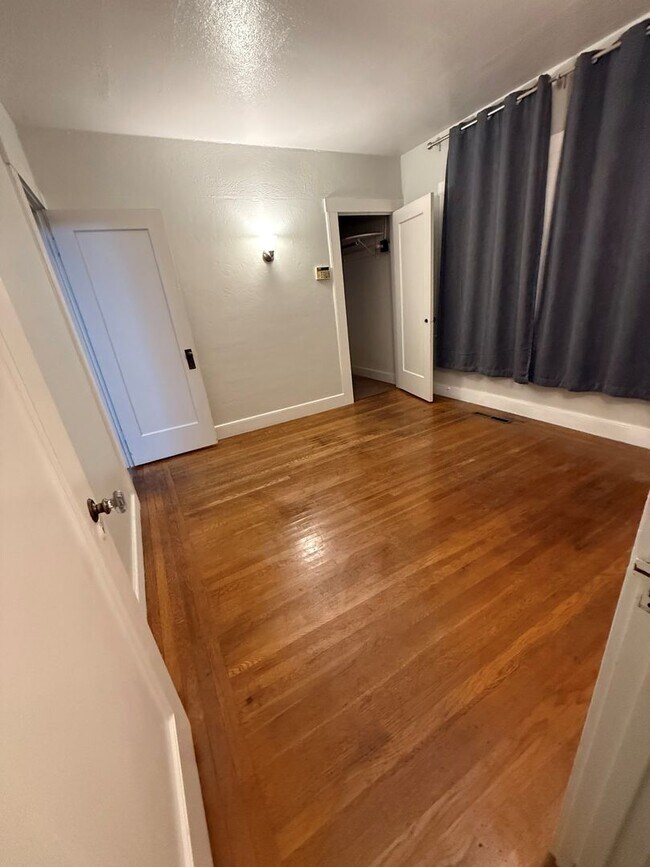 Building Photo - Cozy 2 bed 1 bath available now!