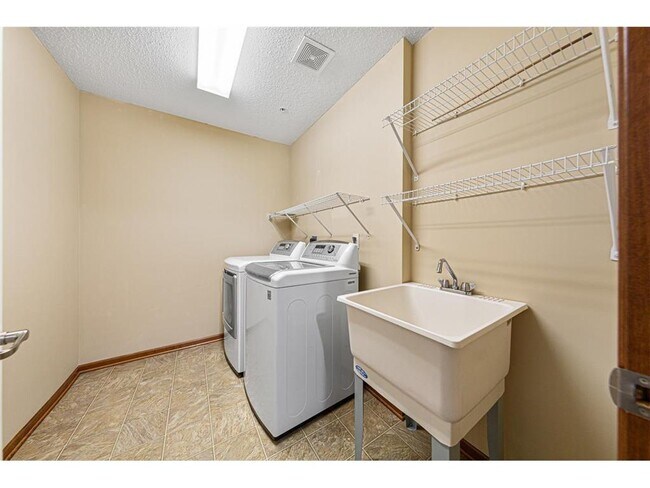 Building Photo - 5037 Dunkirk Pl N