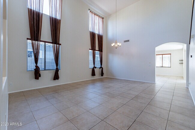 Building Photo - 2943 E Quiet Hollow Ln