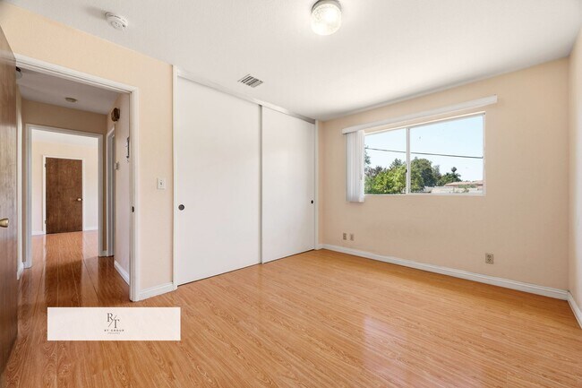 Building Photo - 5934 1/2 Alessandro Ave