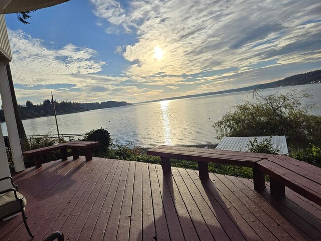 Building Photo - Henderson Bay Beachfront Home with Breatht...