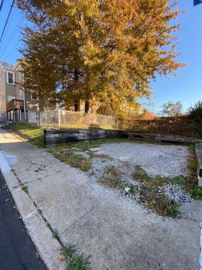 Building Photo - Spacious 3br house with off street parking