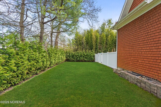 Building Photo - 558 Cedar Ave