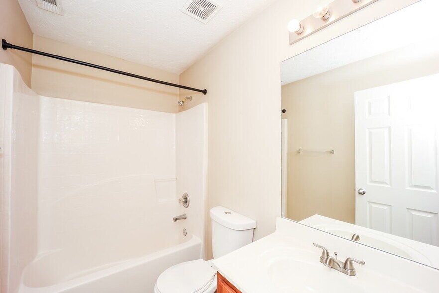 Building Photo - 9494 Lakeview Rd