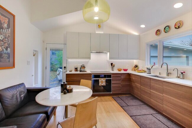 Building Photo - 321 Ferndale Rd