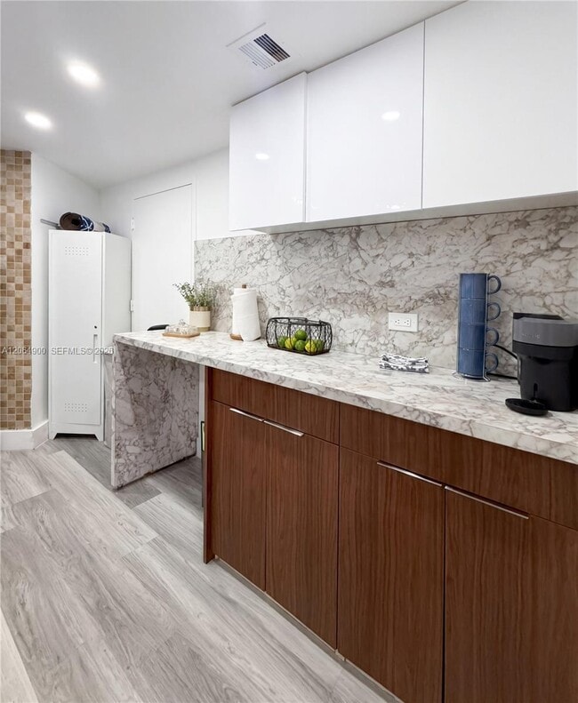 Building Photo - 801 Brickell Bay Dr
